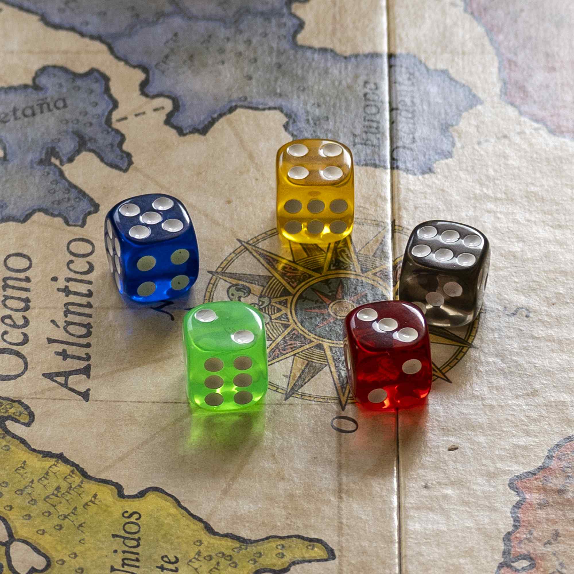Dados 6 caras de 5 Colores Translúcidos Esquina Redondeados con Bolsa de Almacenamiento 50 unidades - imagen 4