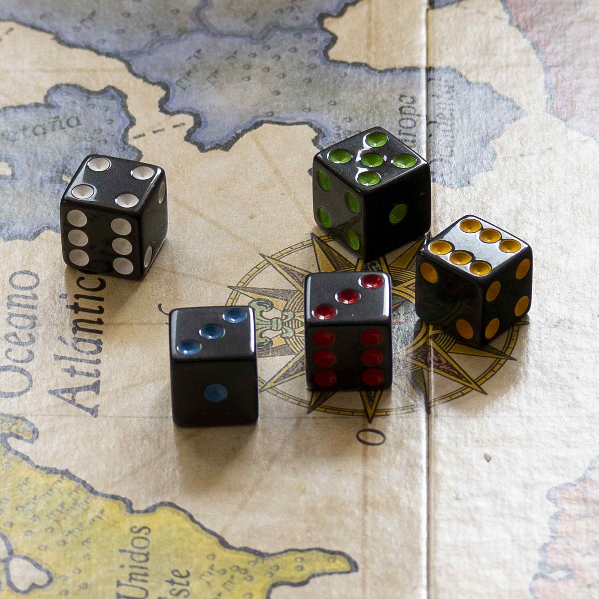 Dados 6 caras de 5 Color Negro multicolor Esquina Redondeados con Bolsa de Almacenamiento 50 unidades - imagen 3