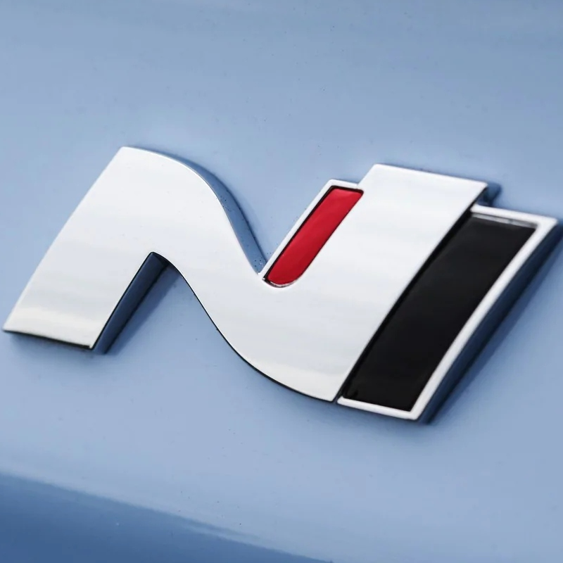 Emblema N Line corto Adhesivo metealico compatible con Hyundai Plateado brillo y negro - imagen 2
