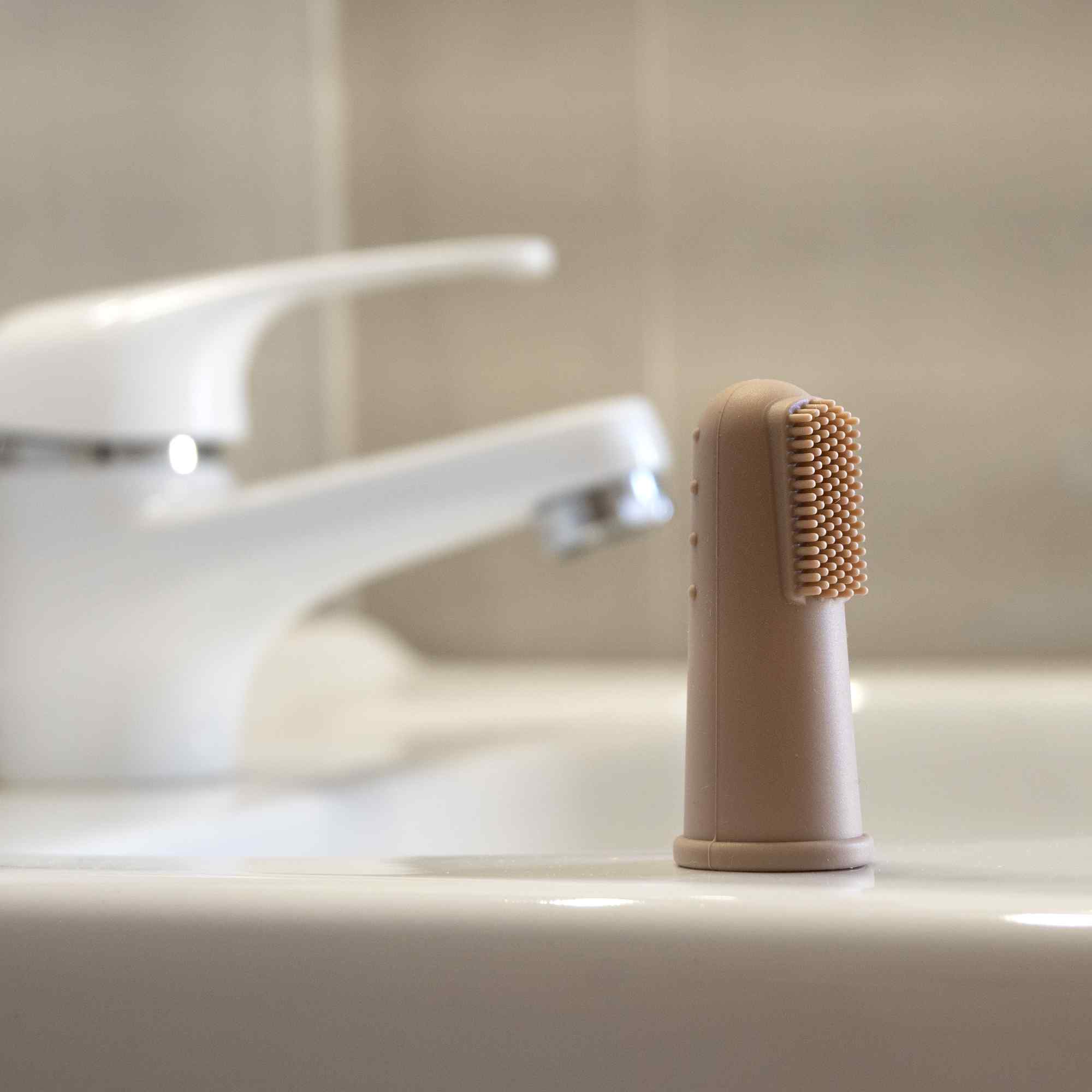 Cepillo de dientes para bebés suave para dedos Beige - imagen 6