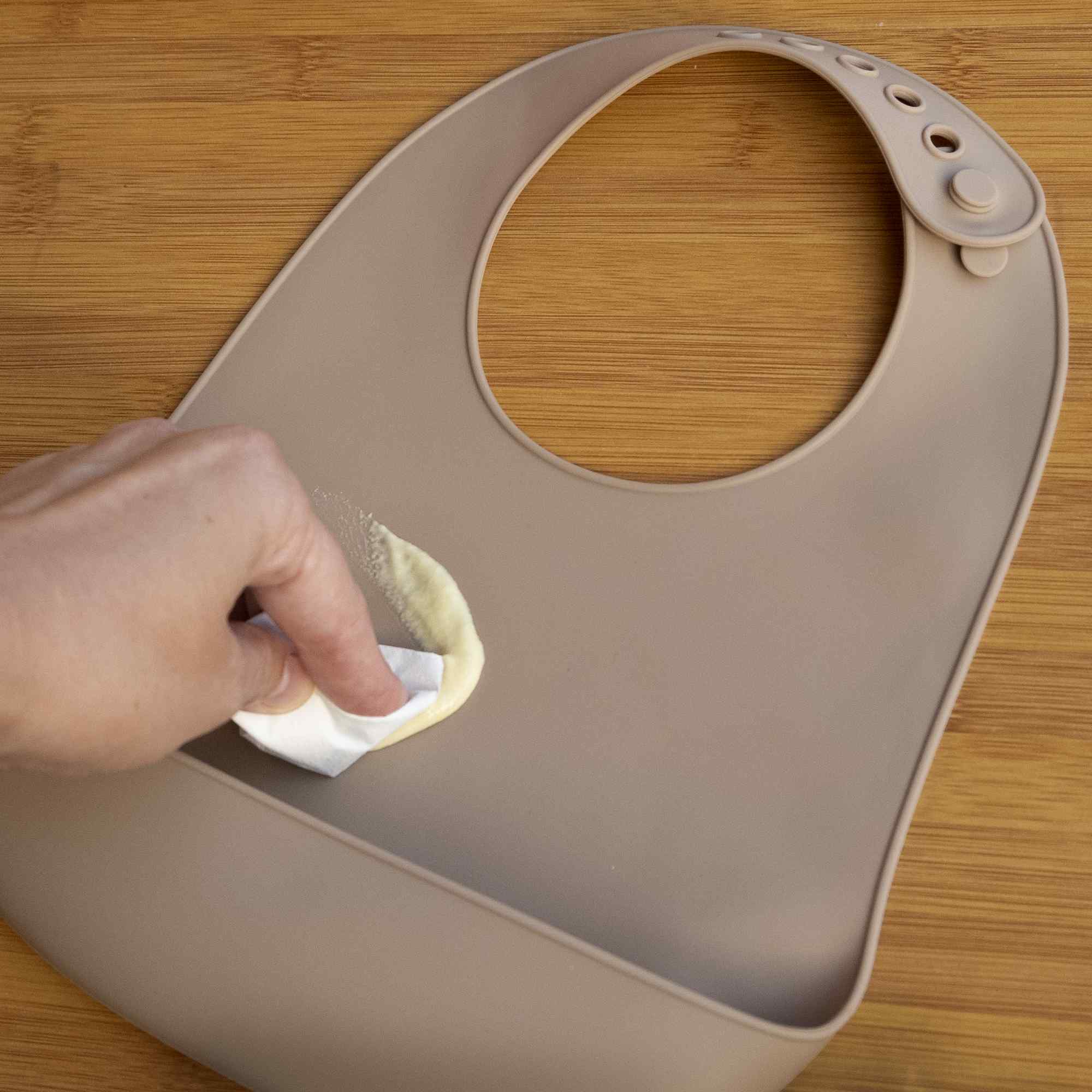 Babero silicona para bebe Beige - imagen 4