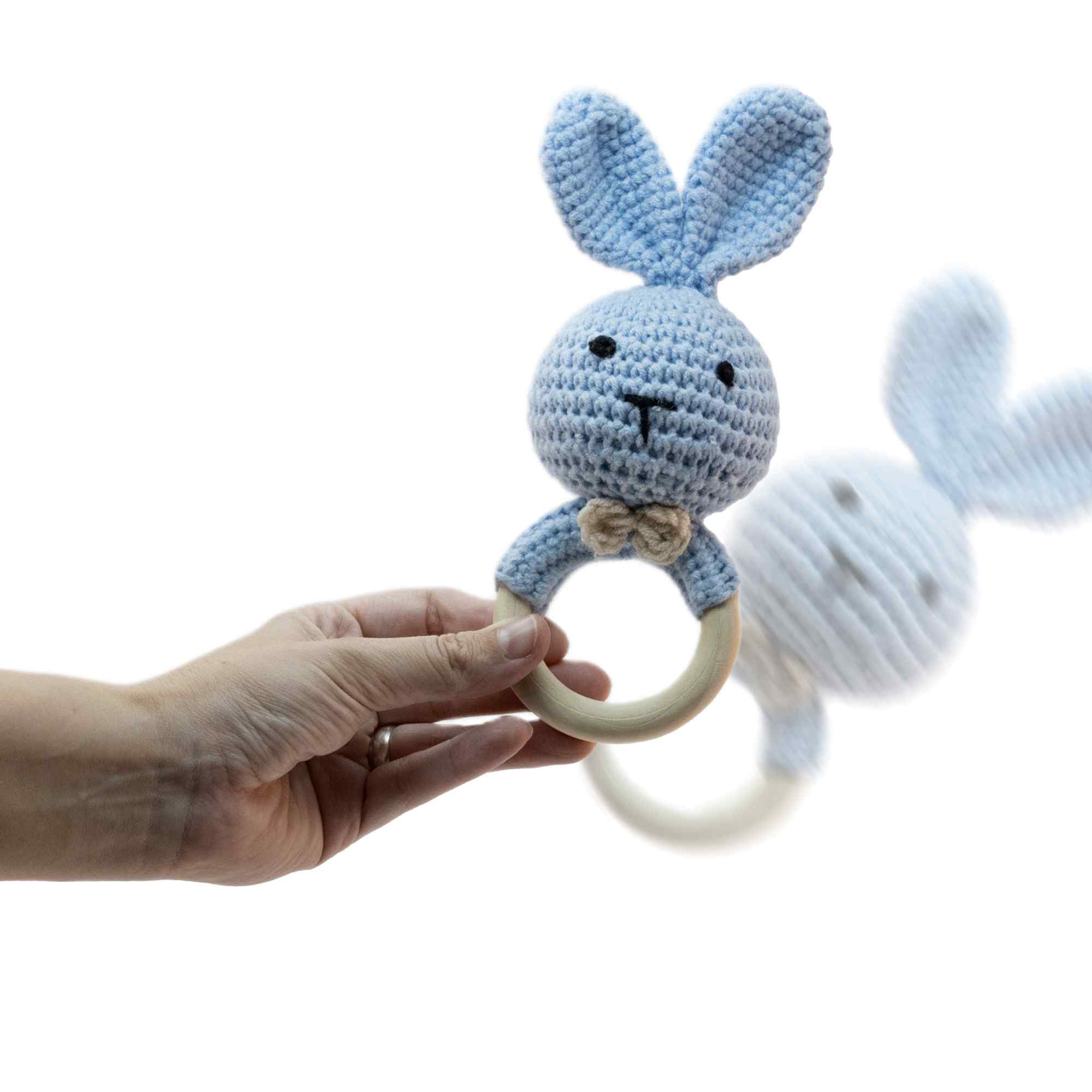 Sonajero para bebe diseño conejo con gancho madera Azul - imagen 4