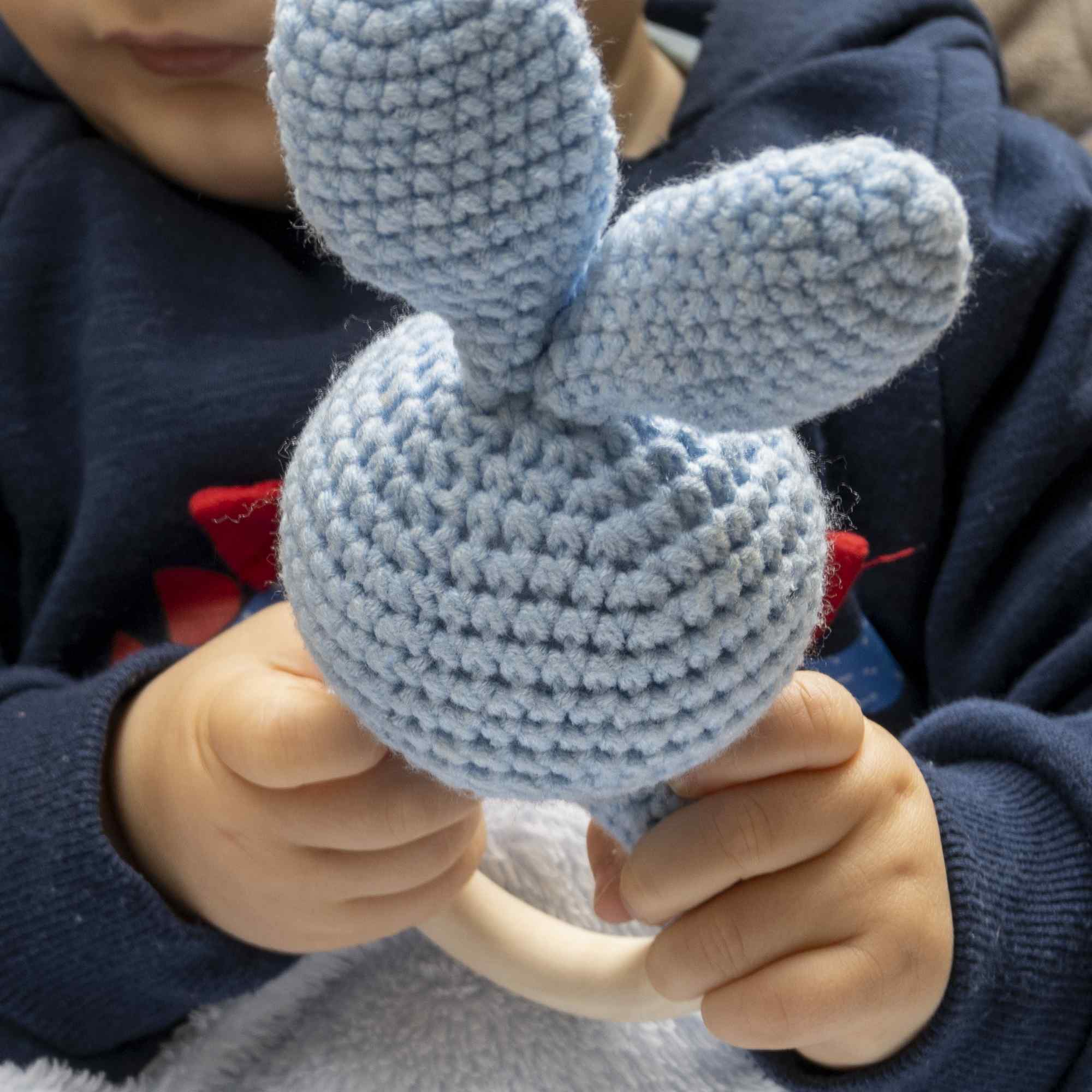 Sonajero para bebe diseño conejo con gancho madera Azul - imagen 6