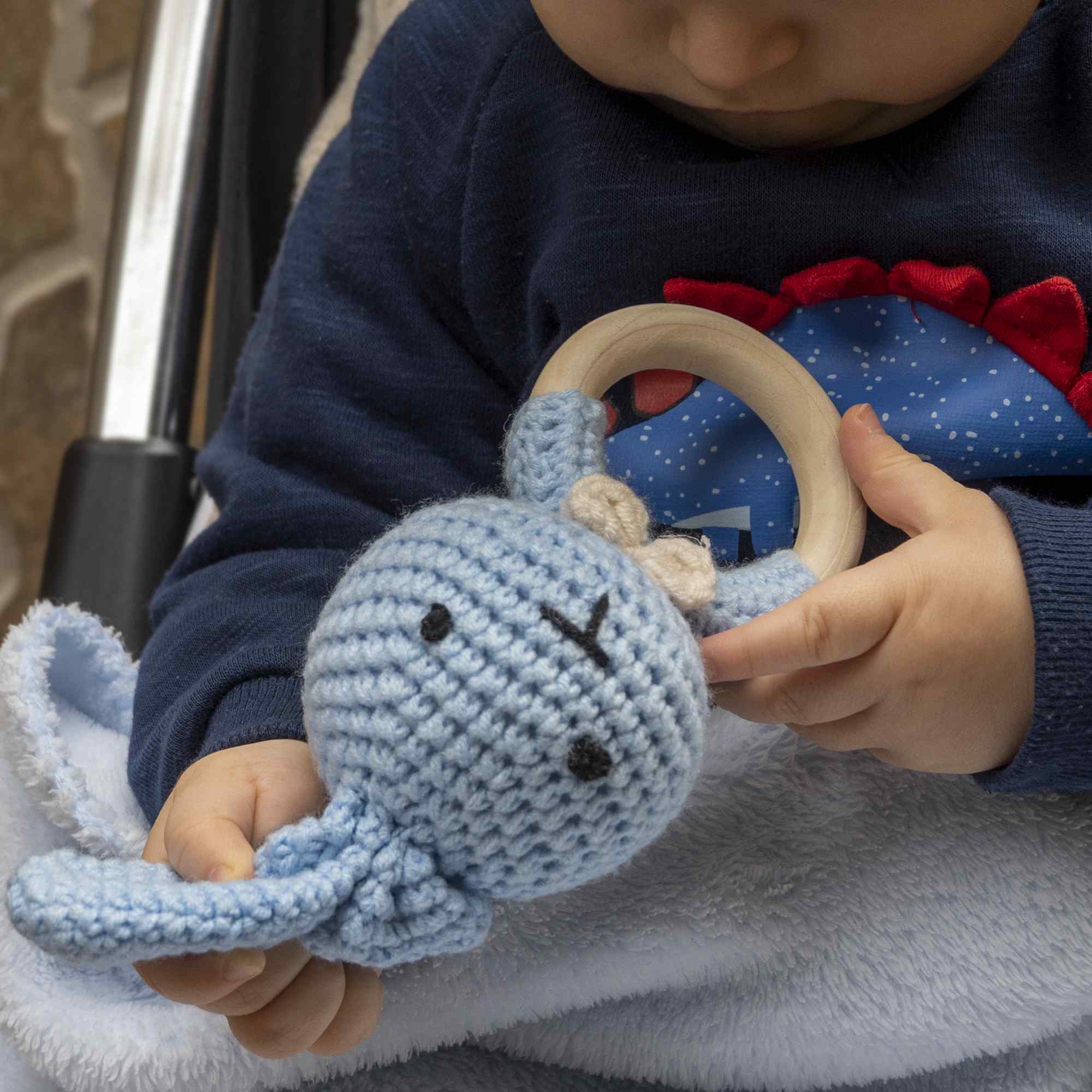 Sonajero para bebe diseño conejo con gancho madera Azul - imagen 7