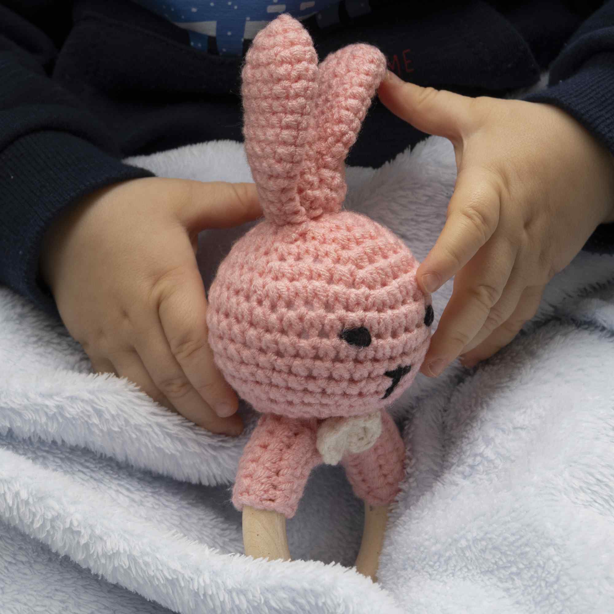 Sonajero para bebe diseño conejo con gancho madera Rosa - imagen 6