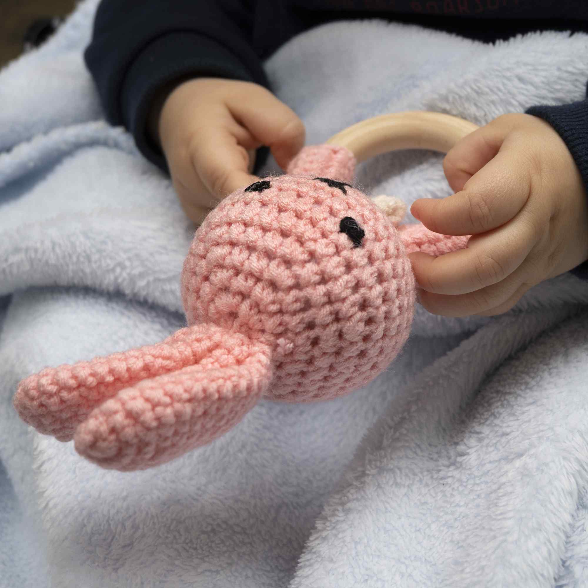 Sonajero para bebe diseño conejo con gancho madera Rosa - imagen 7