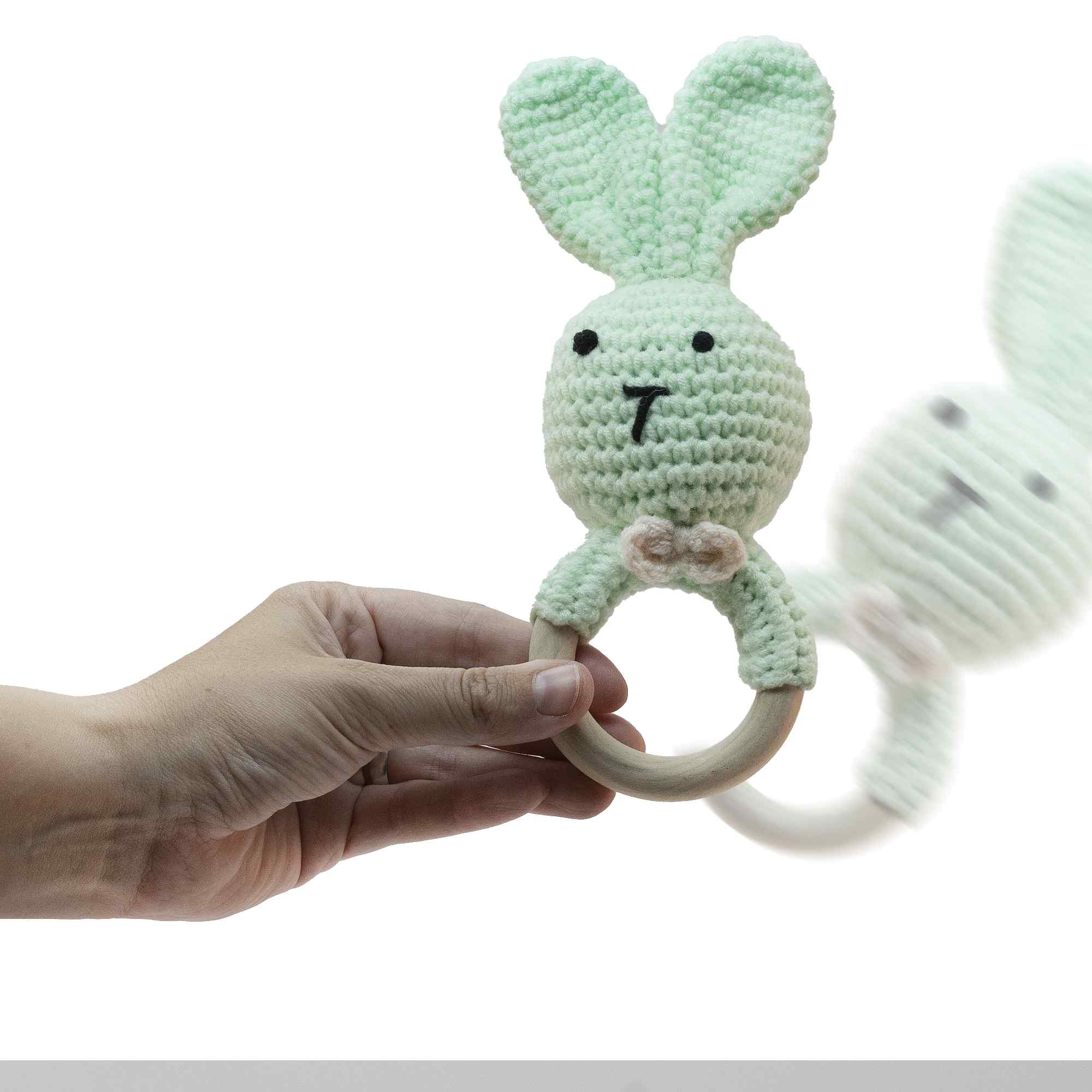 Sonajero para bebe diseño conejo con gancho madera Verde - imagen 4