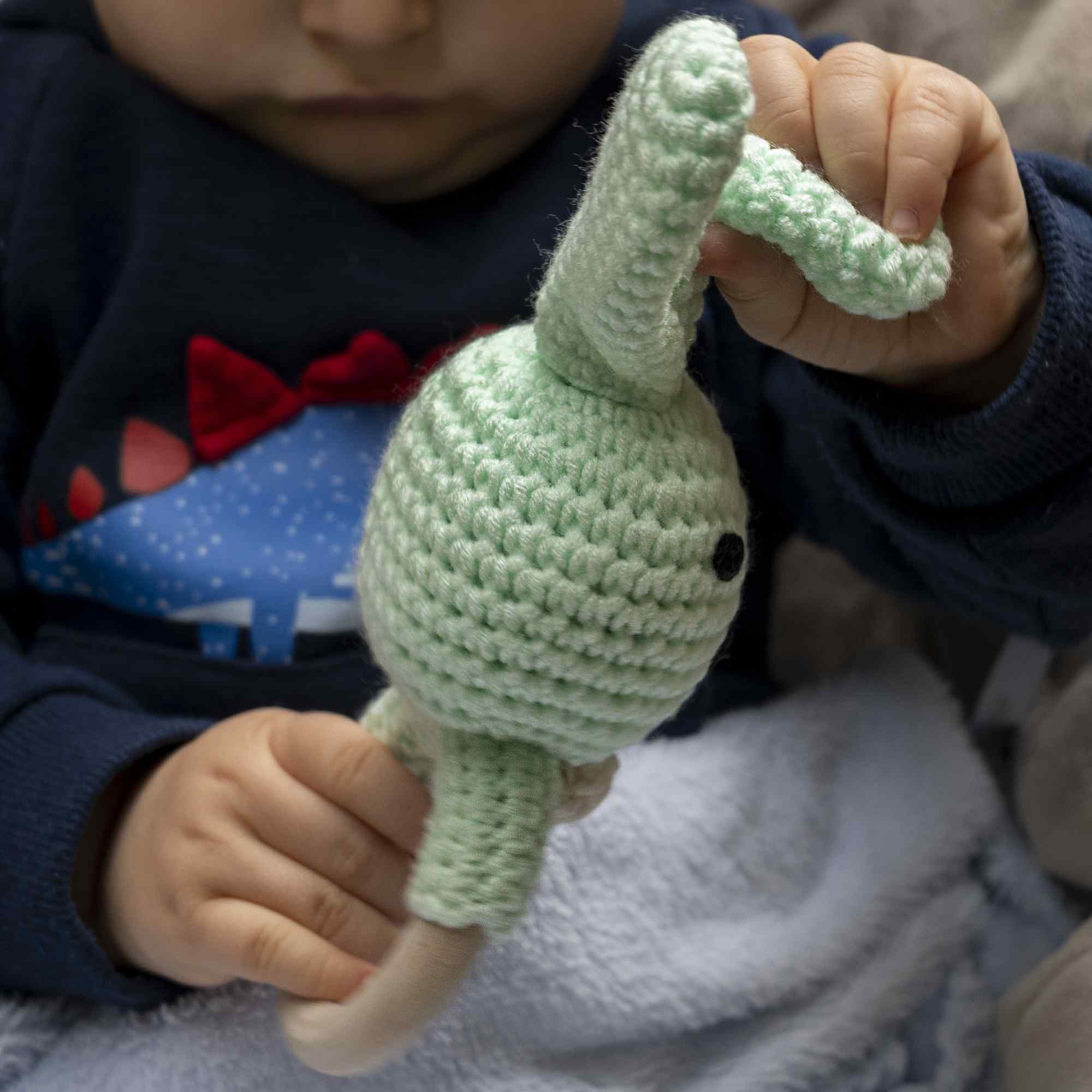 Sonajero para bebe diseño conejo con gancho madera Verde - imagen 6