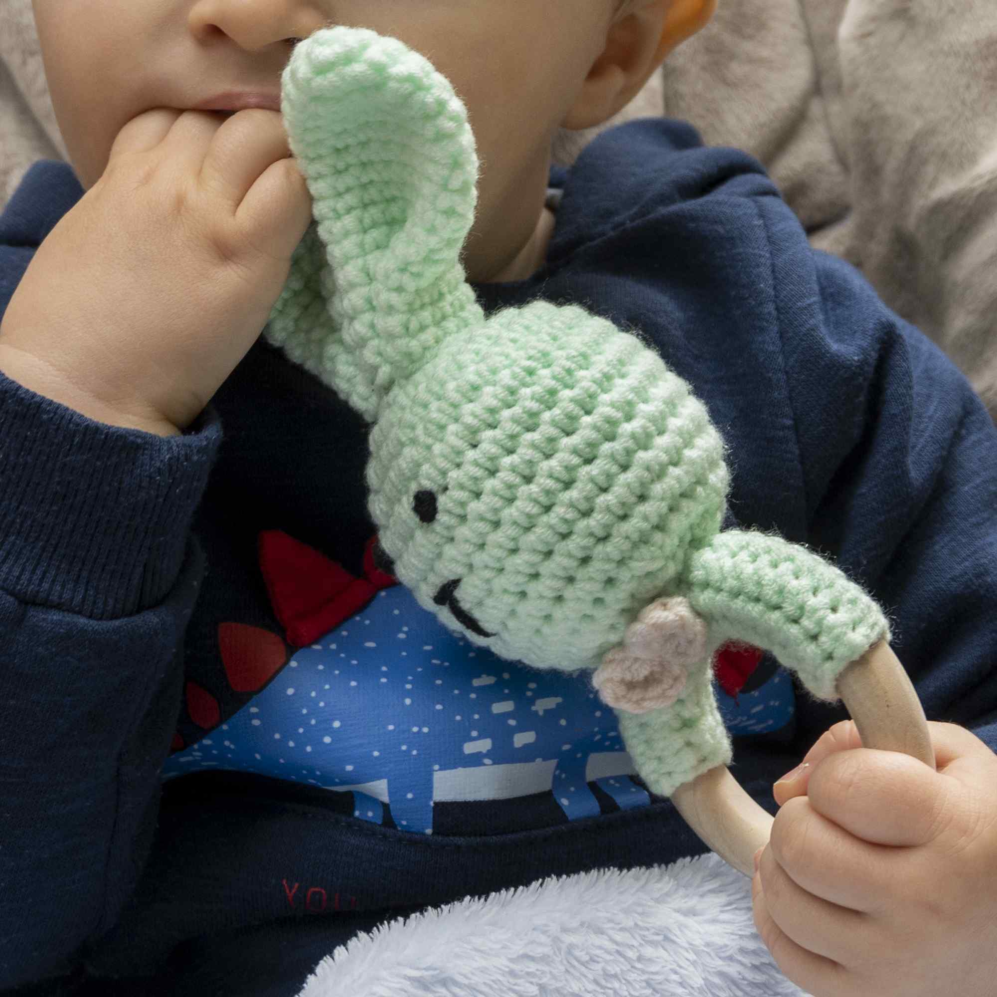 Sonajero para bebe diseño conejo con gancho madera Verde - imagen 7