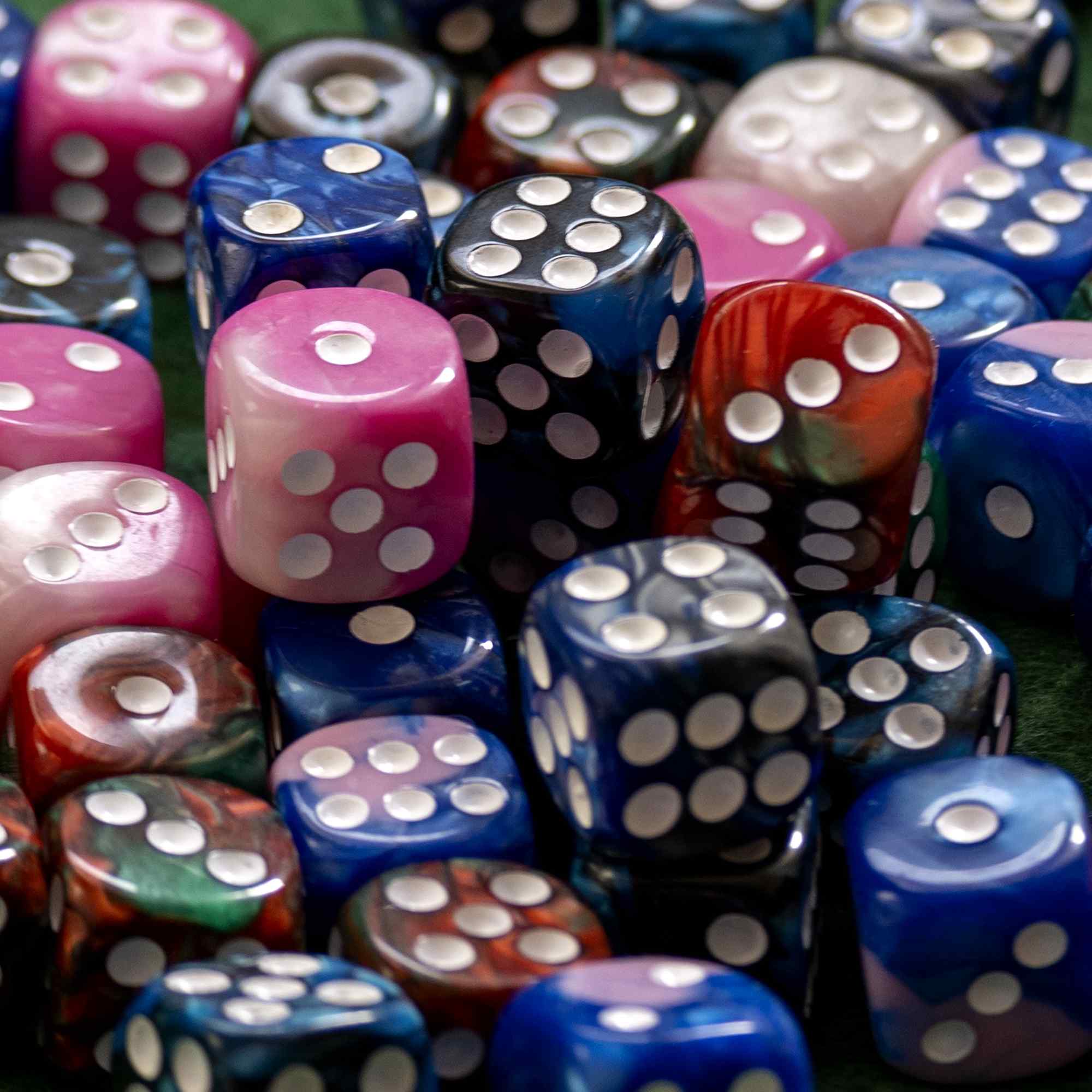 Dados 6 caras de 5 Colores bicolores Esquina Redondeados con Bolsa de Almacenamiento 50 unidades - imagen 5