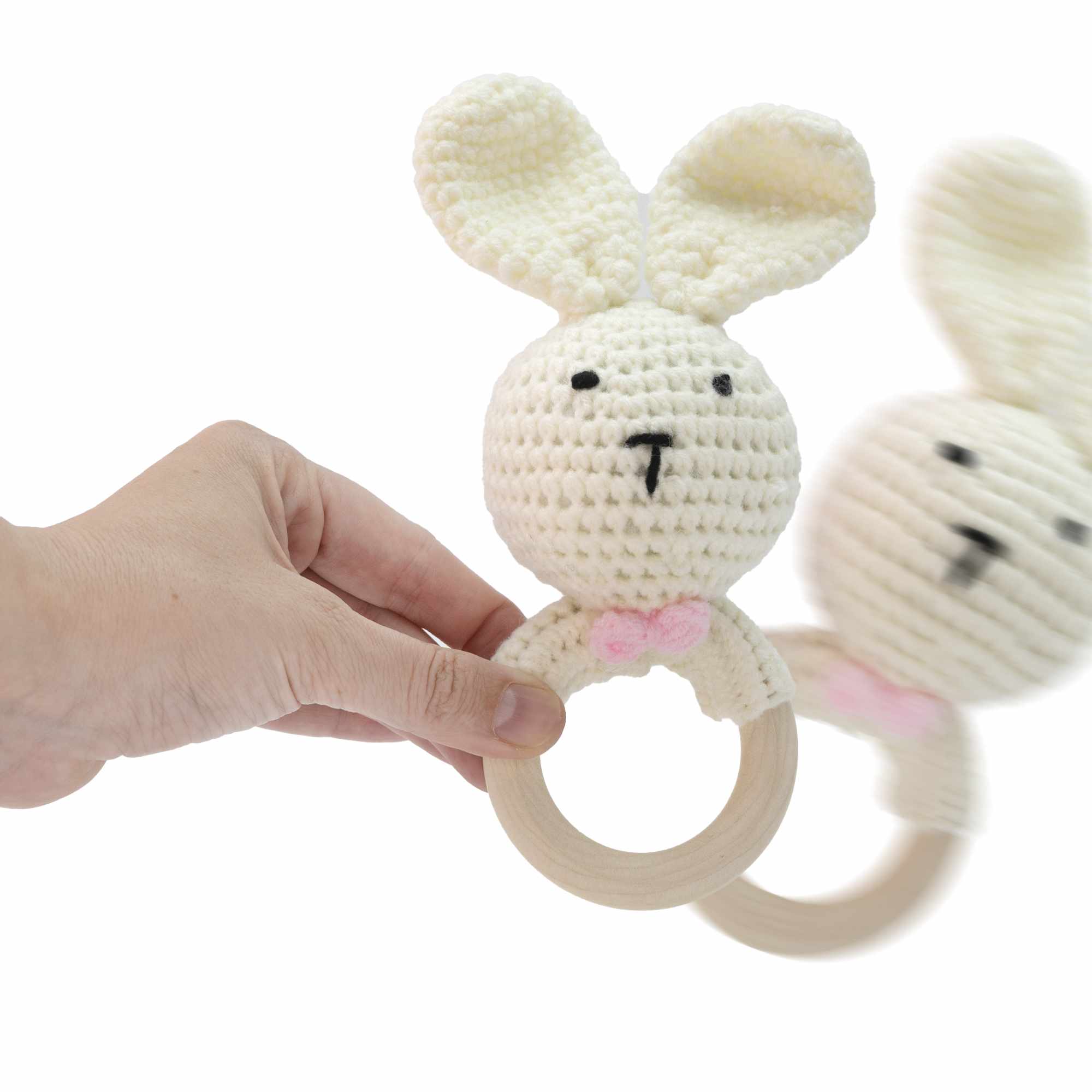 Sonajero para bebe diseño conejo con gancho madera blanco - imagen 4