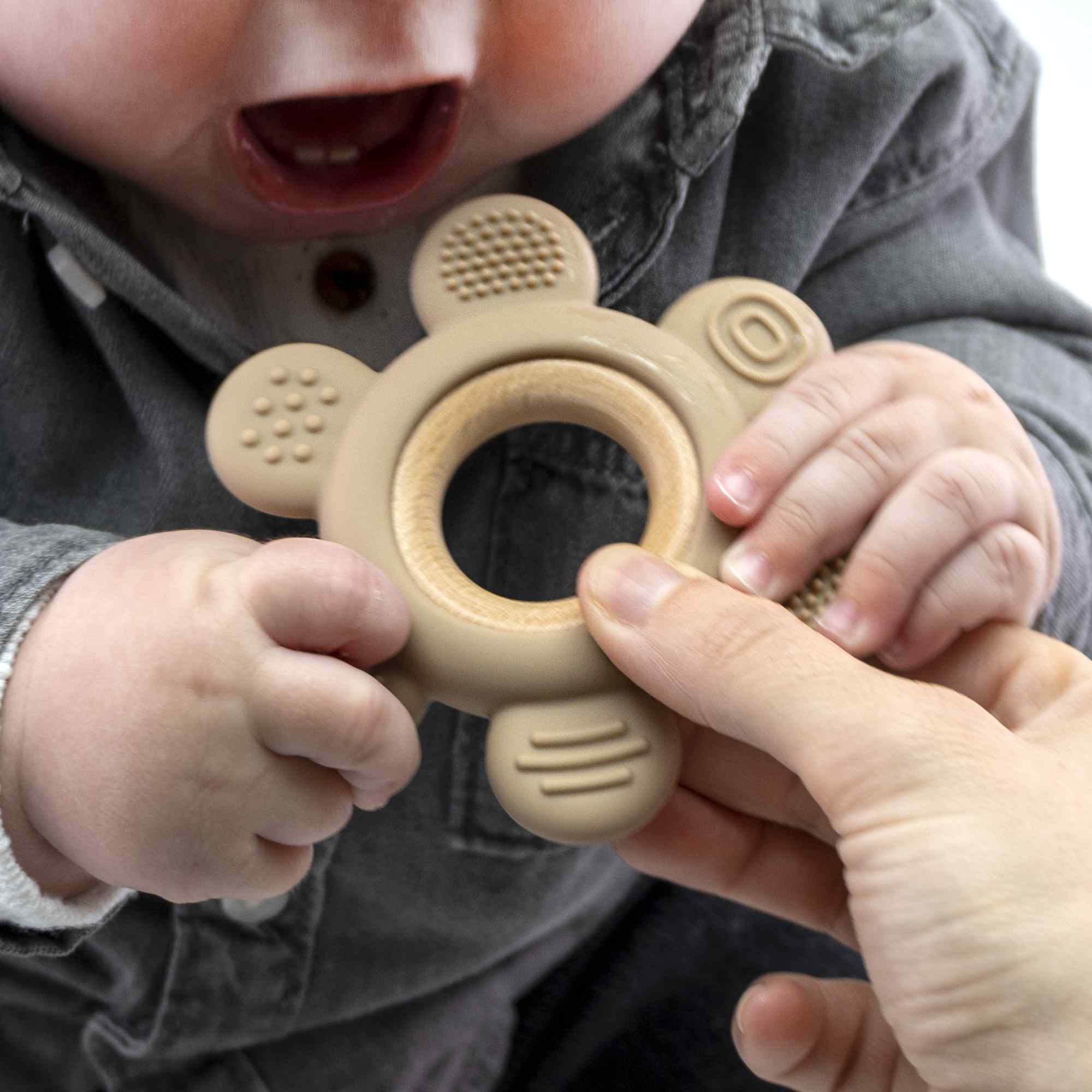Mordedor de silicona con forma de timón beige - imagen 7