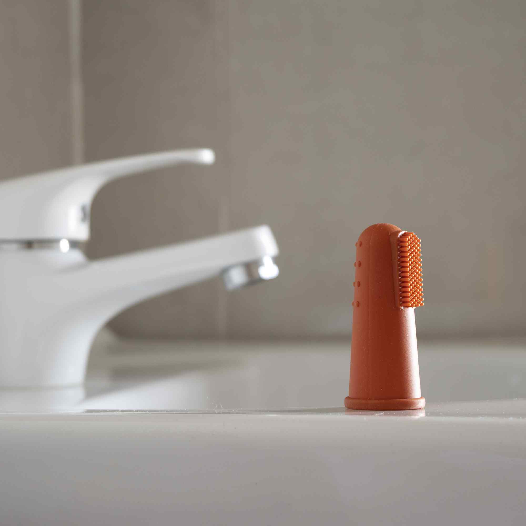 Cepillo de dientes para bebés suave para dedos rojo