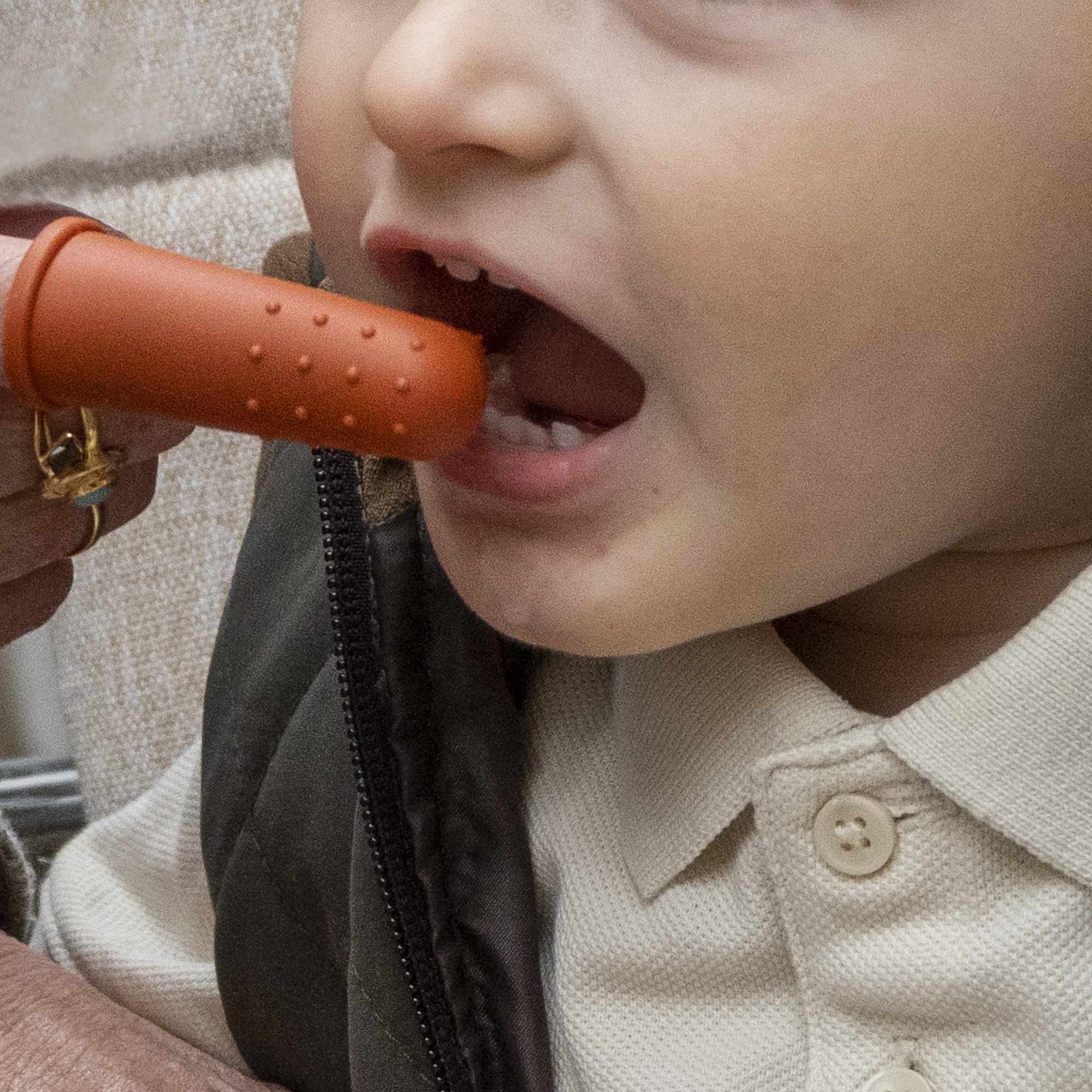 Cepillo de dientes para bebés suave para dedos rojo - imagen 2
