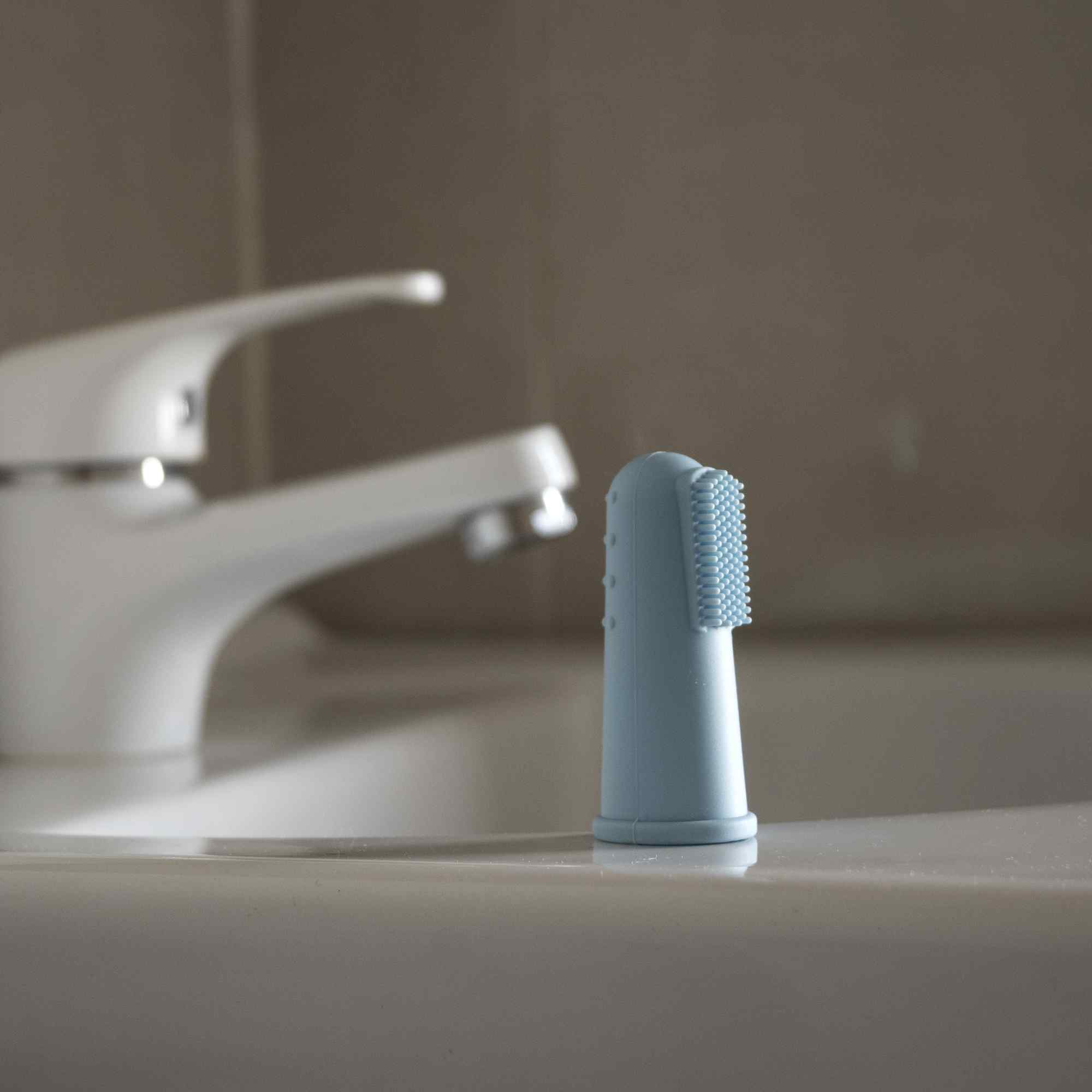 Cepillo de dientes para bebés suave para dedos azul claro - imagen 6