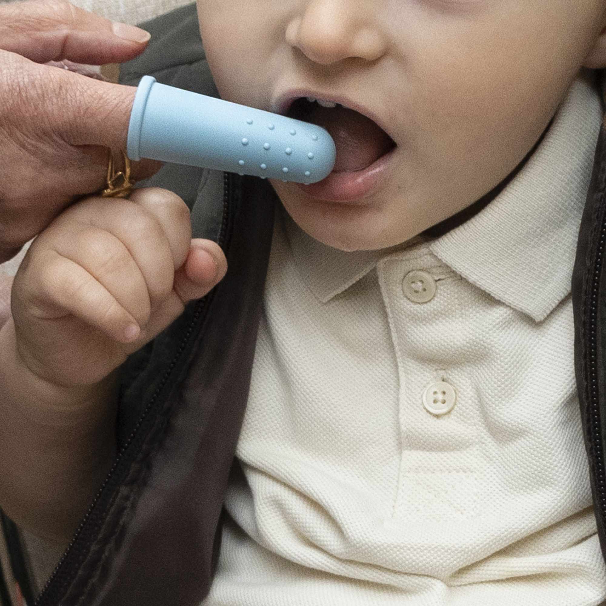 Cepillo de dientes para bebés suave para dedos azul claro - imagen 7