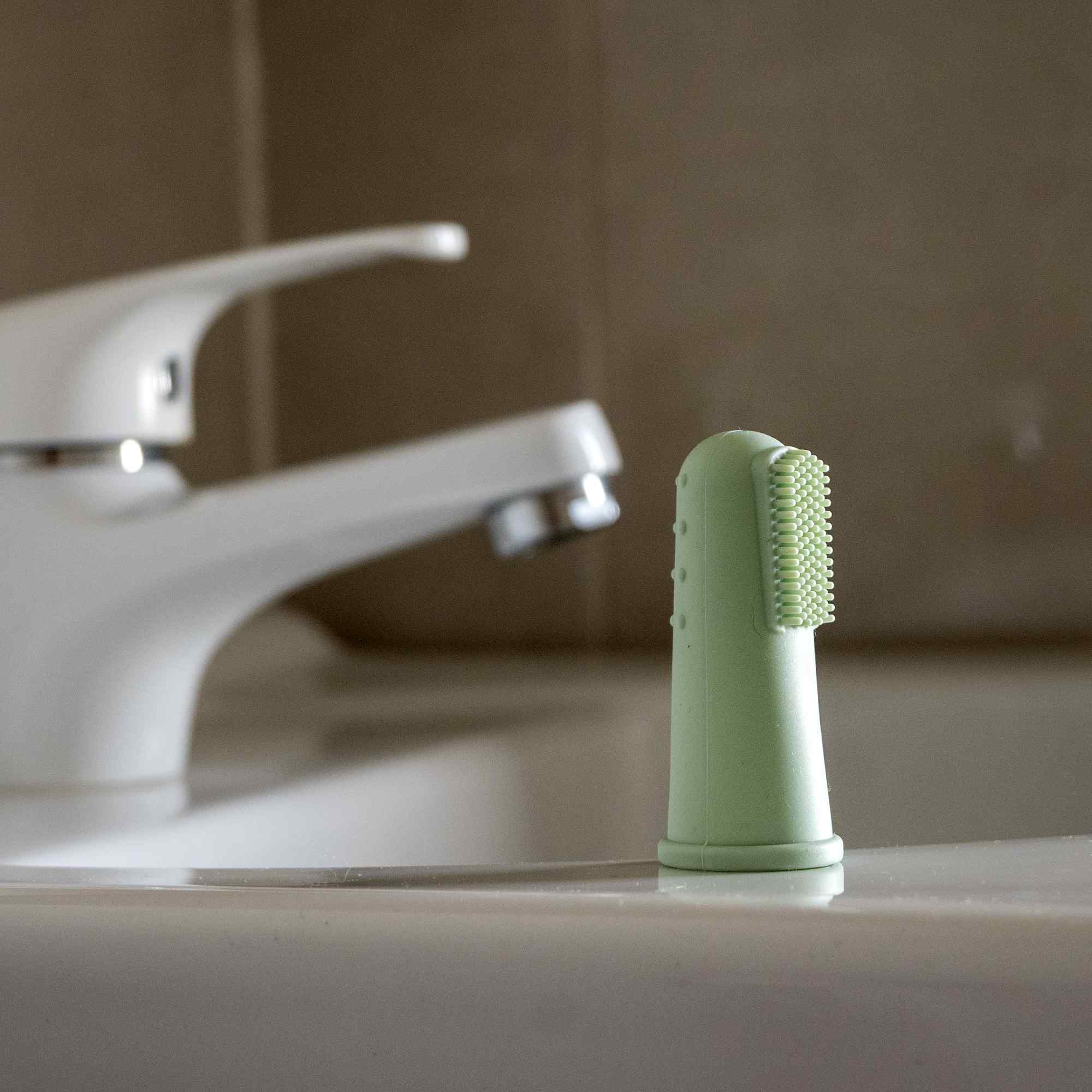 Cepillo de dientes para bebés suave para dedos verde