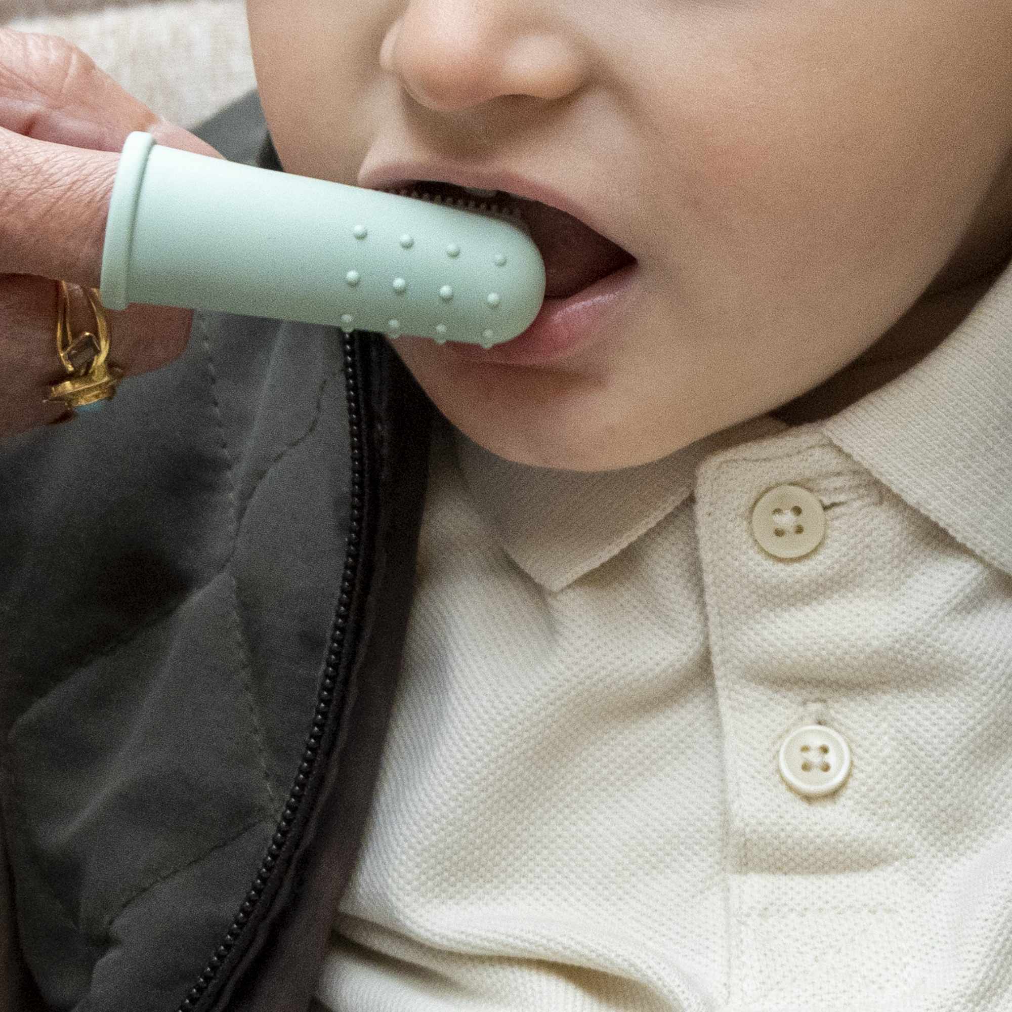 Cepillo de dientes para bebés suave para dedos verde - imagen 2