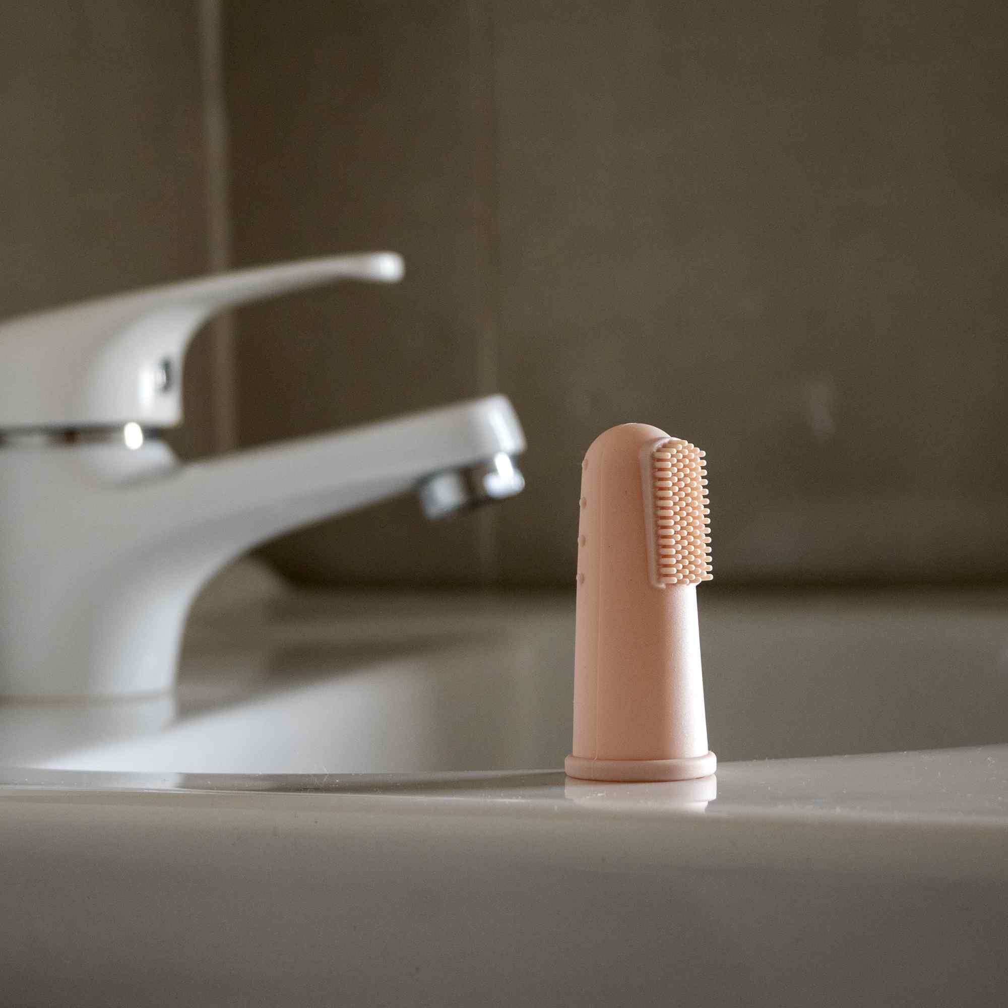 Cepillo de dientes para bebés suave para dedos rosa - imagen 6