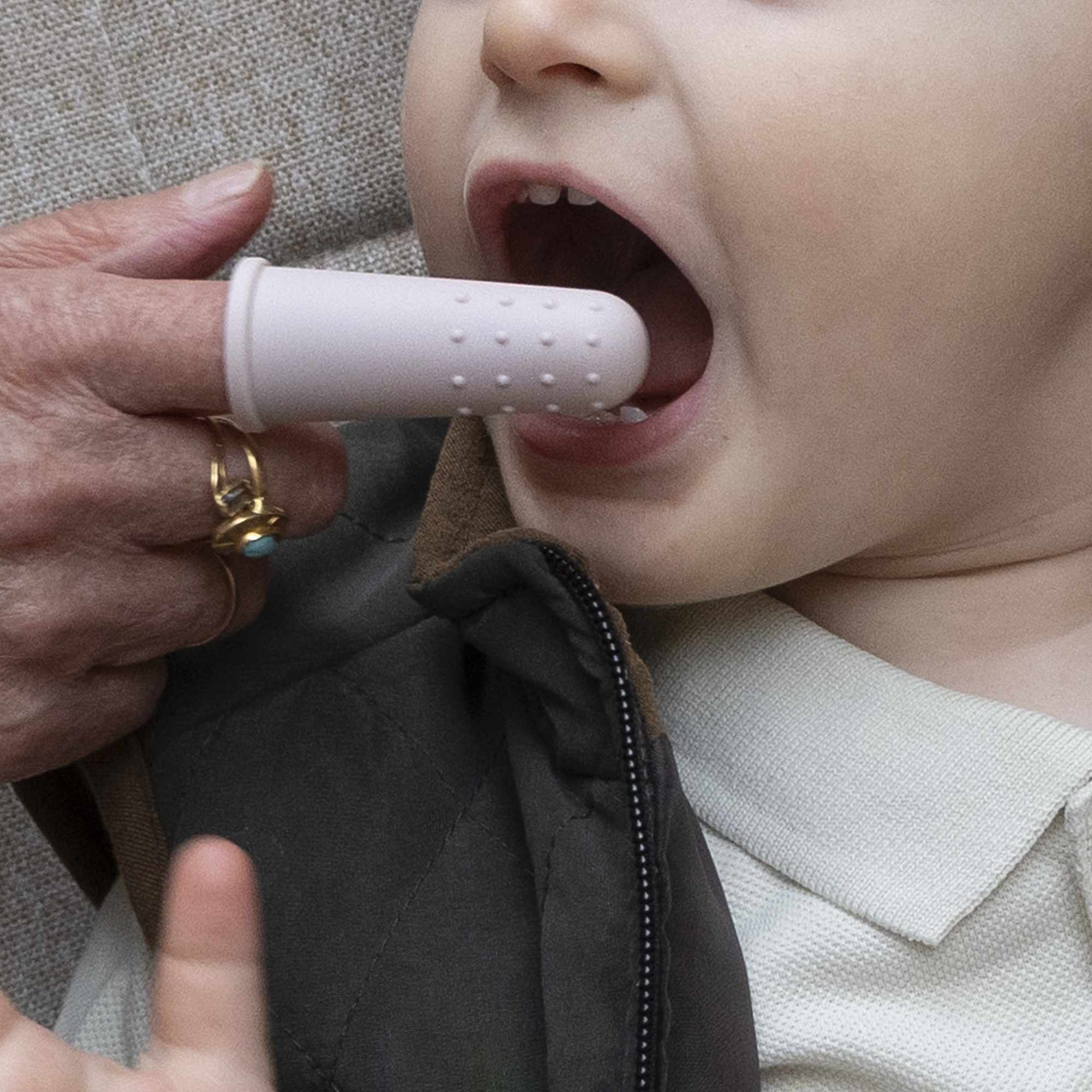 Cepillo de dientes para bebés suave para dedos rosa - imagen 7