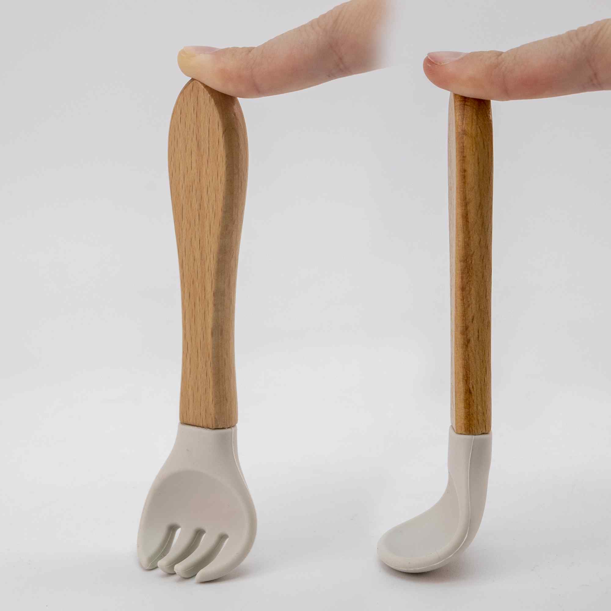 Cubiertos bebe cuchara y tenedor silicona y madera blanco - imagen 4