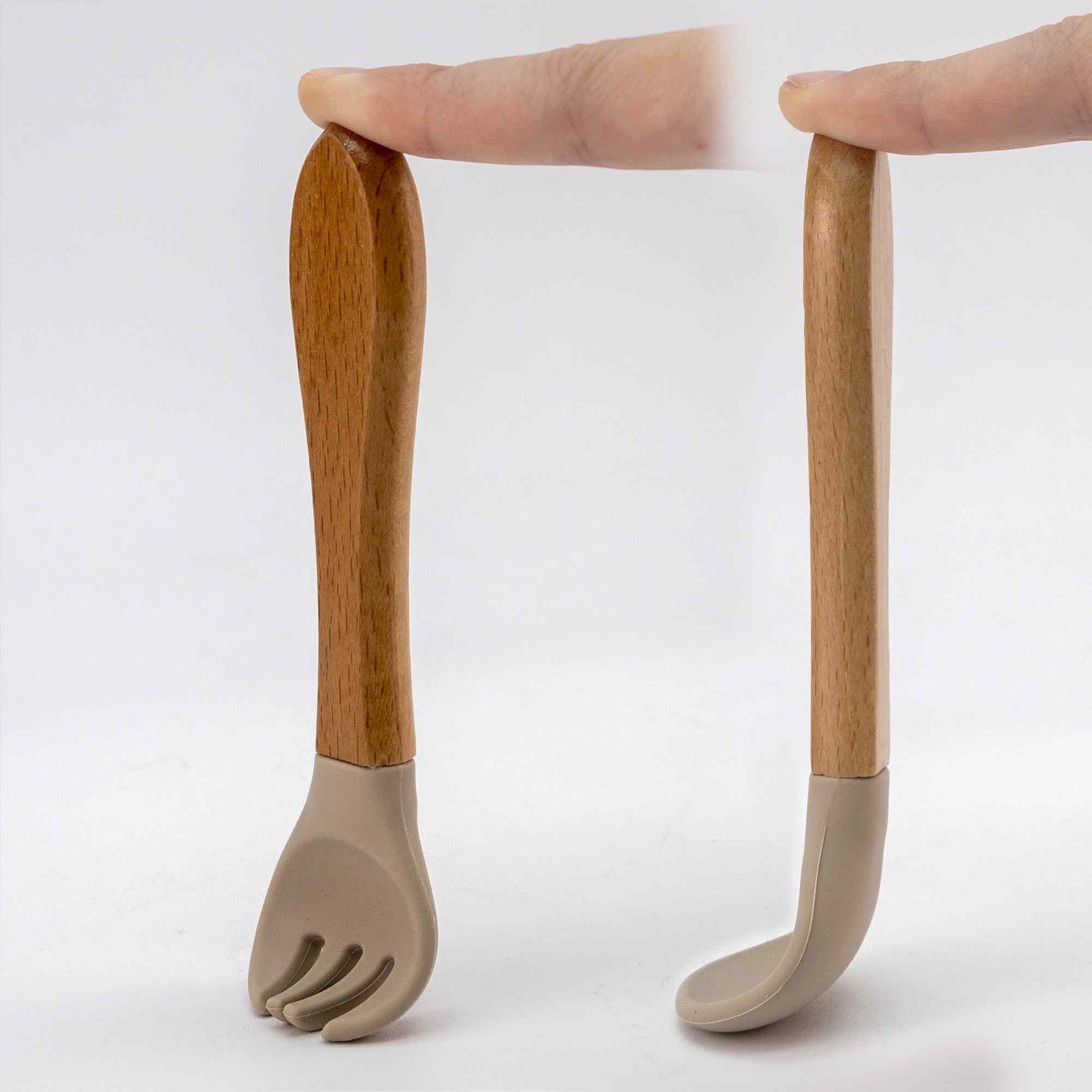 Cubiertos bebe cuchara y tenedor silicona y madera beige - imagen 4