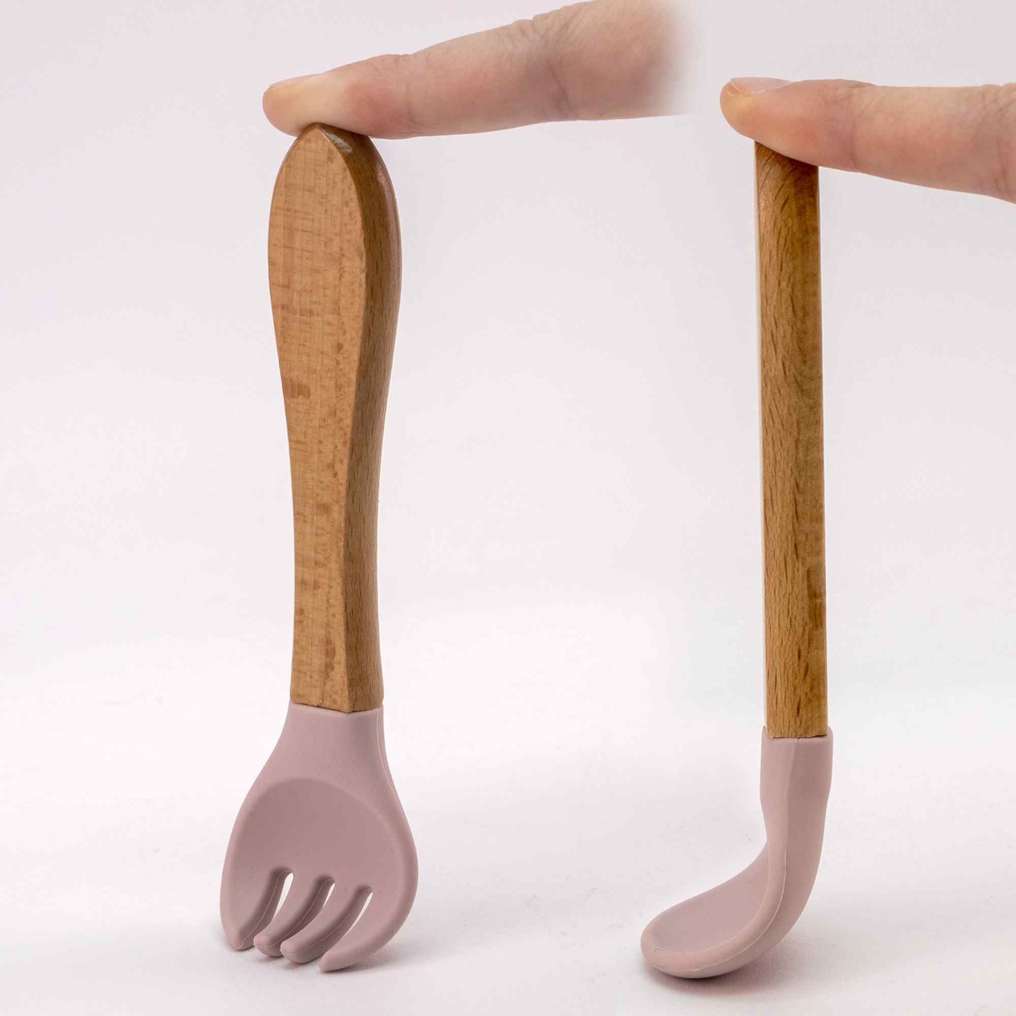 Cubiertos bebe cuchara y tenedor silicona y madera rosa - imagen 4