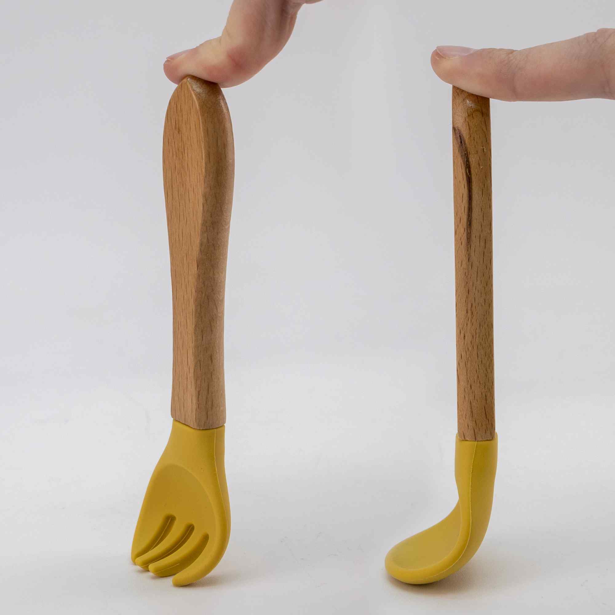 Cubiertos bebe cuchara y tenedor silicona y madera amarillo - imagen 3