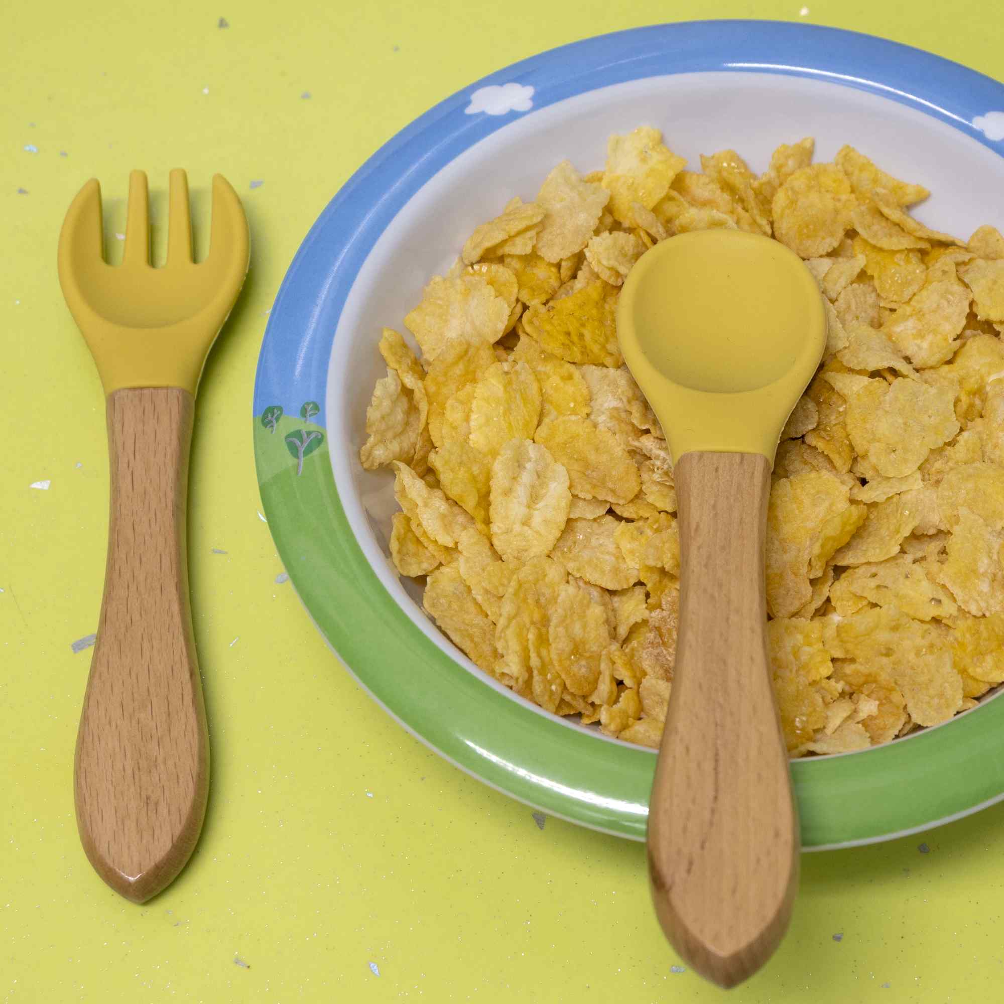 Cubiertos bebe cuchara y tenedor silicona y madera amarillo - imagen 4
