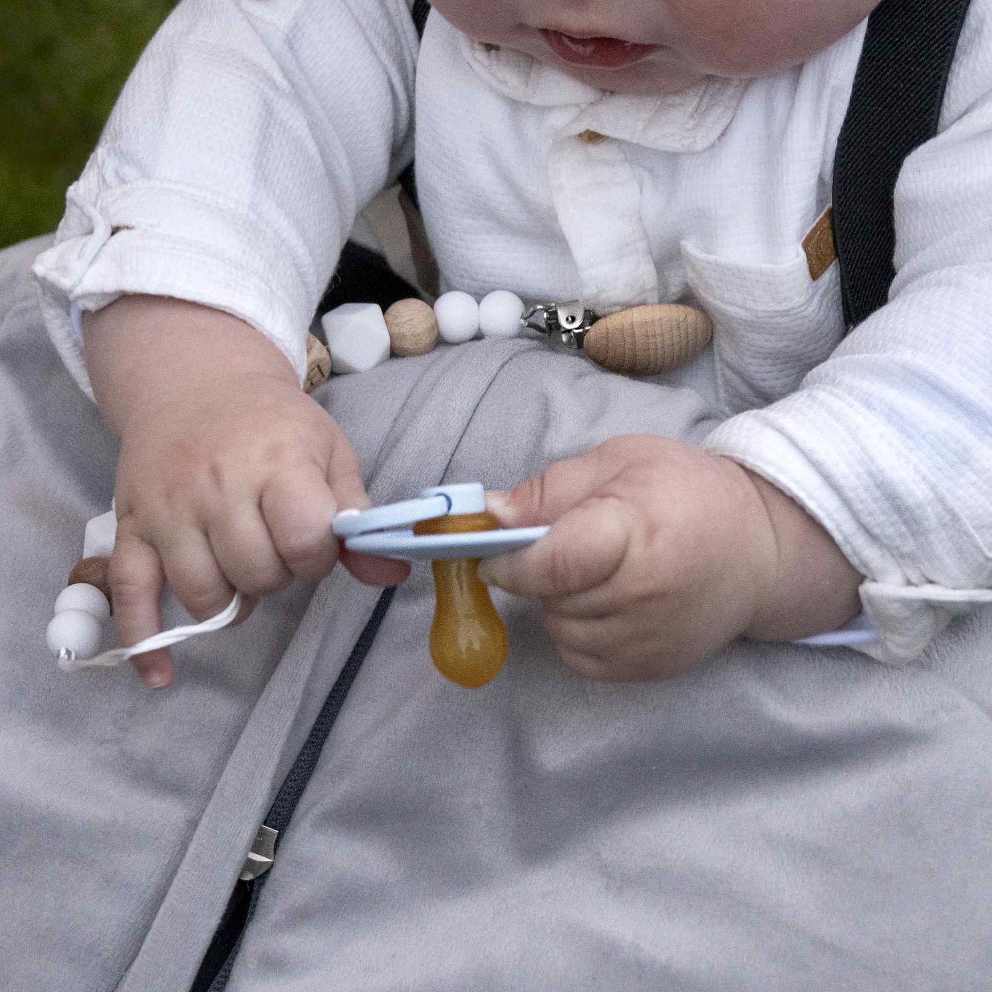 Cadena sujeta chupete silicona diseño baby madera blanco - imagen 5