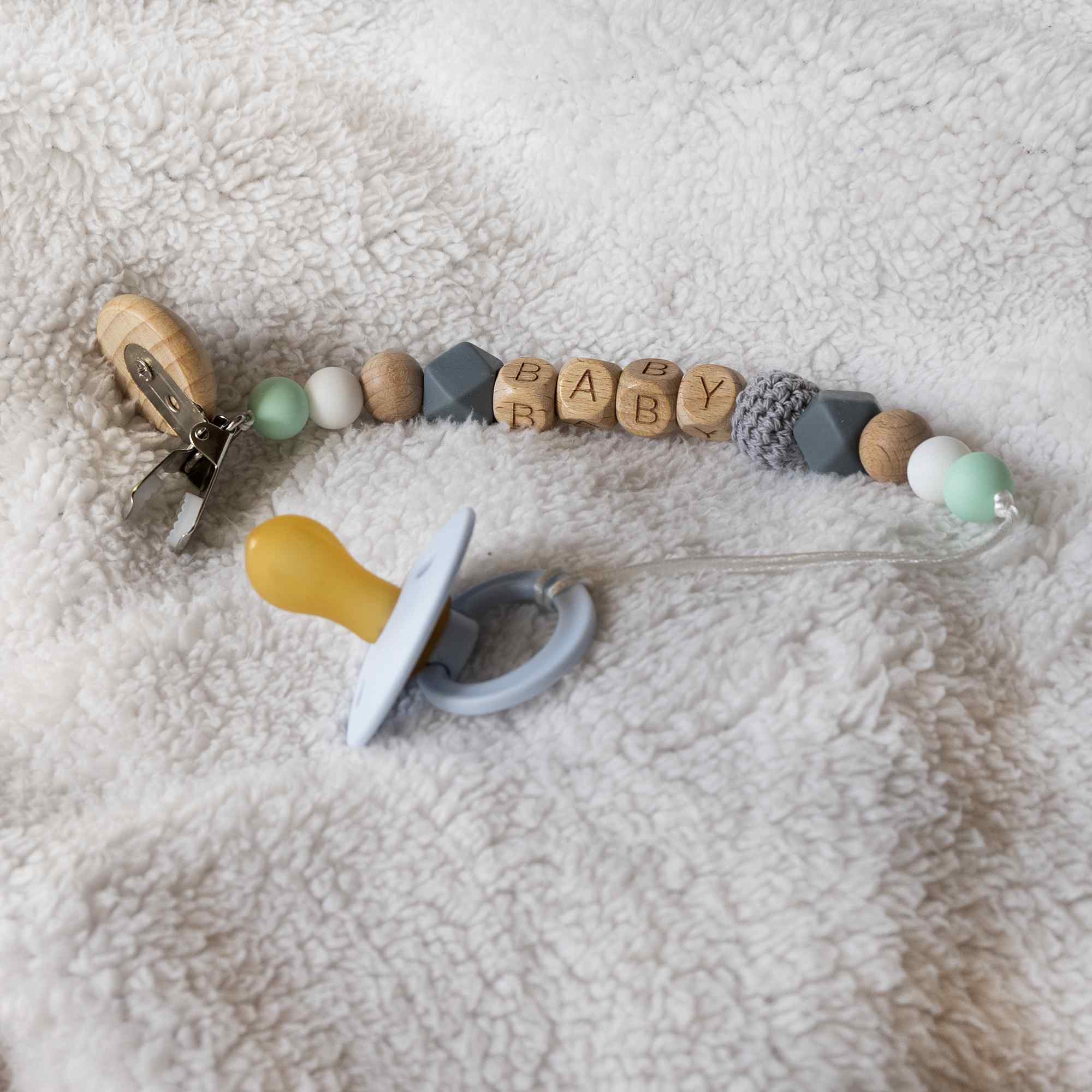 Cadena sujeta chupete silicona diseño baby madera verde