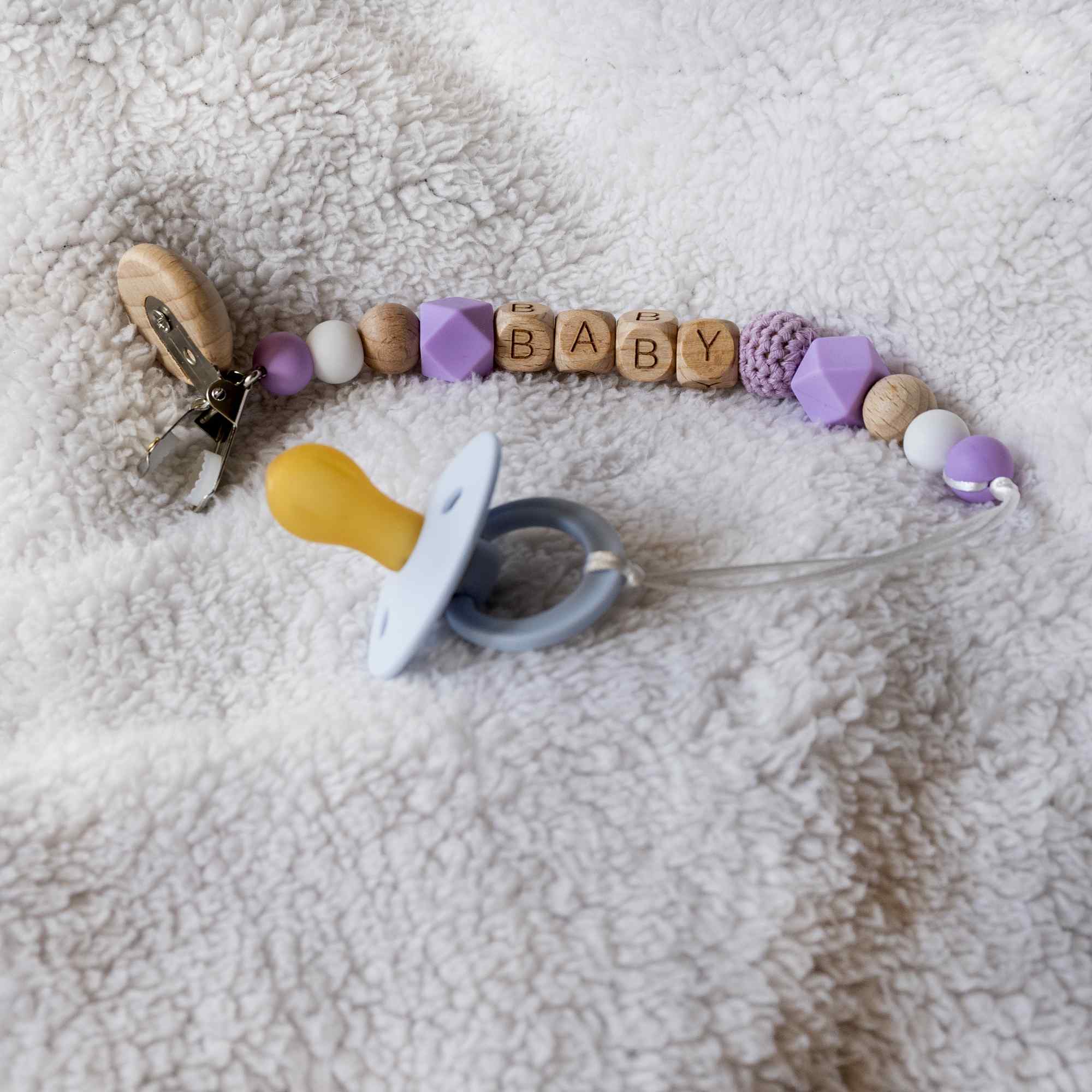 Cadena sujeta chupete silicona diseño baby madera morado - imagen 3