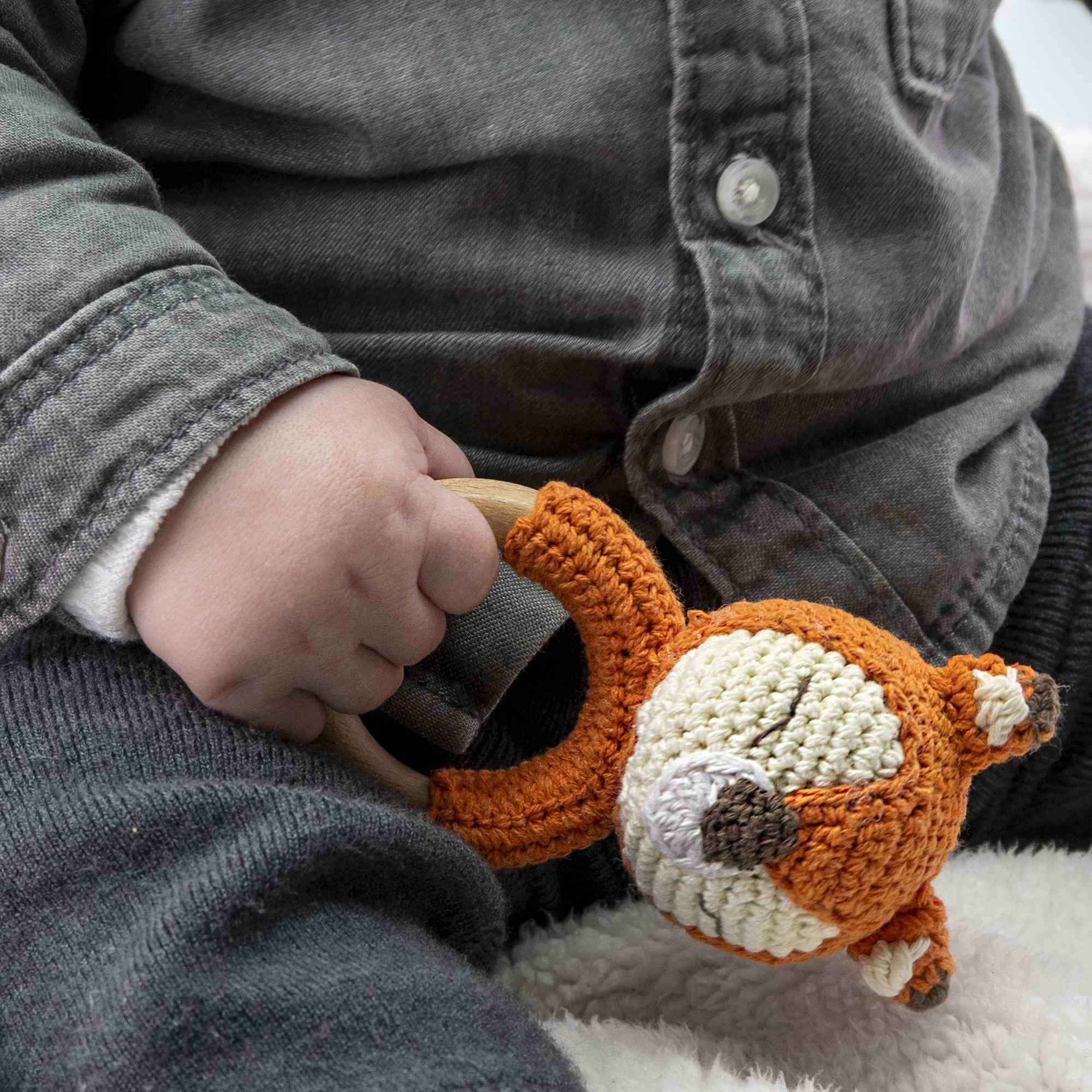 Sonajero para bebe diseño zorro mango madera - imagen 3