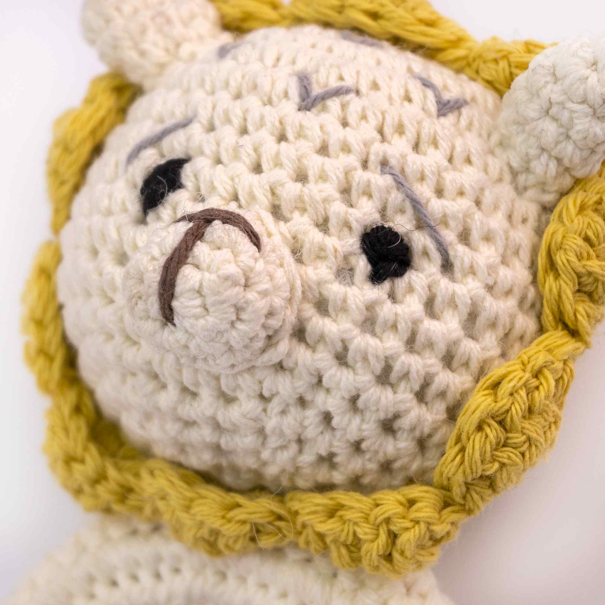 Sonajero para bebe diseño León mango madera - imagen 3