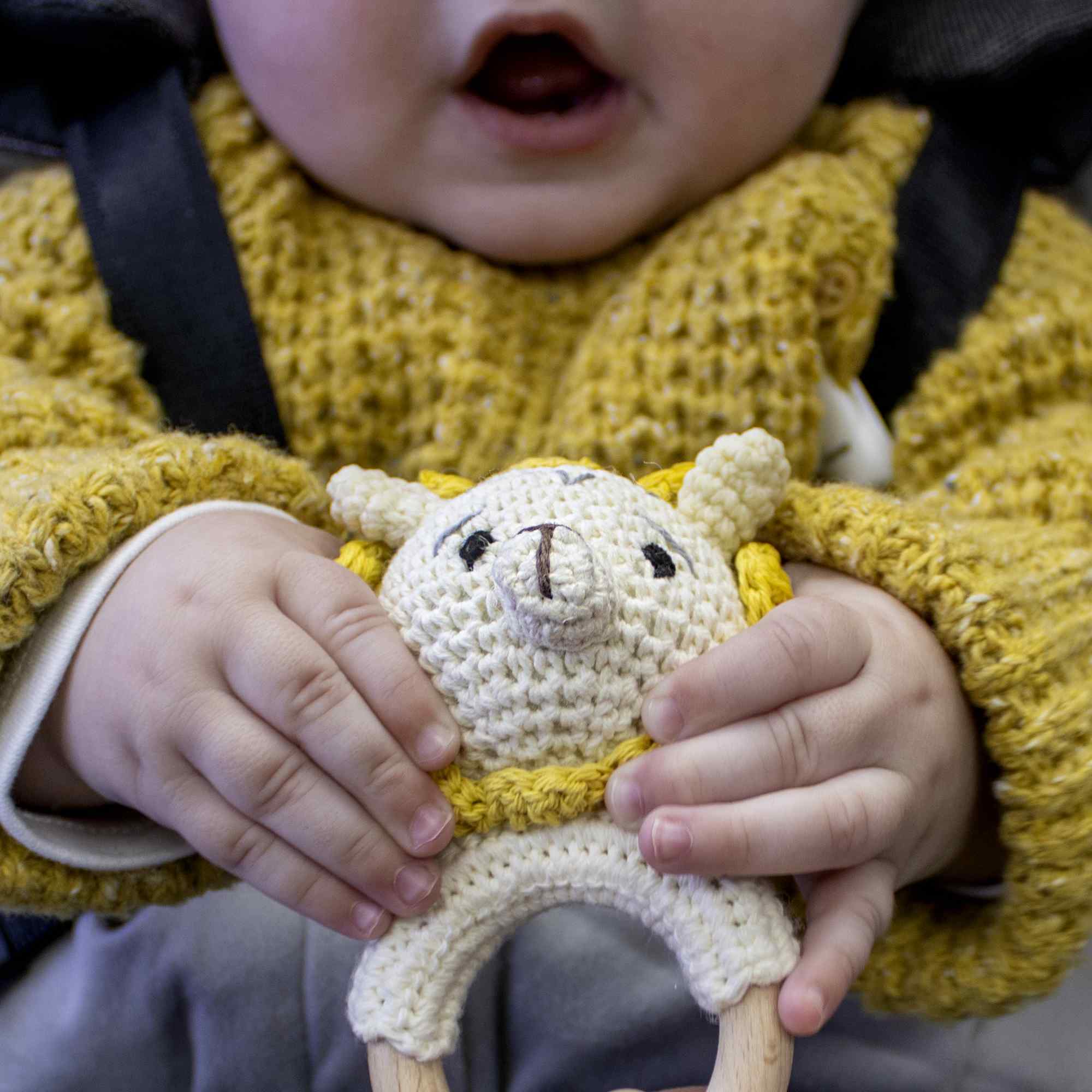 Sonajero para bebe diseño León mango madera - imagen 5