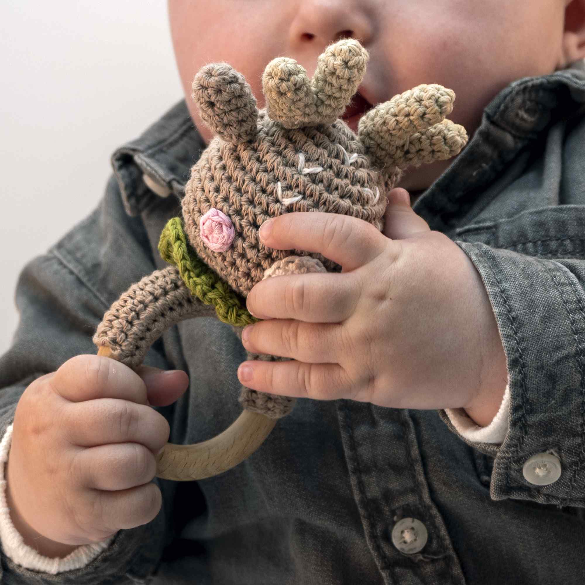 Sonajero para bebe diseño Ciervo mango madera - imagen 4