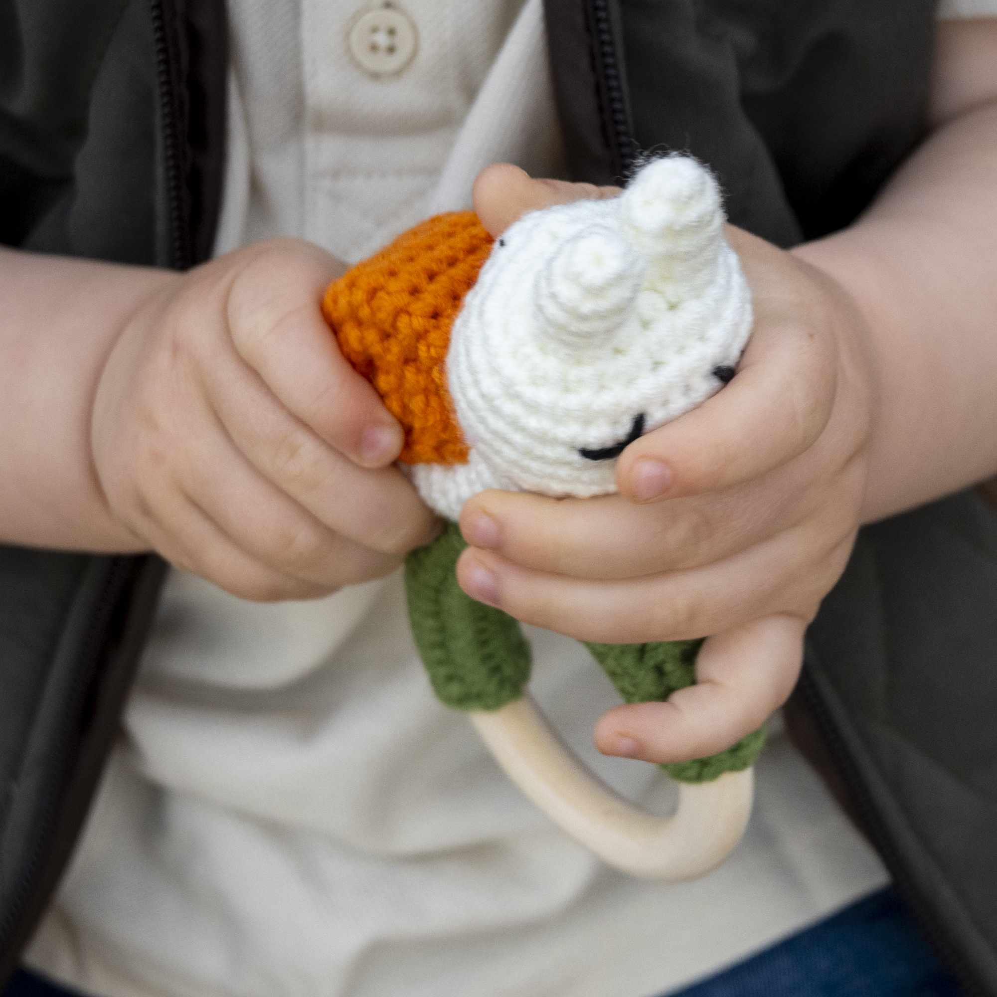 Sonajero para bebe diseño Caracol mango madera - imagen 6