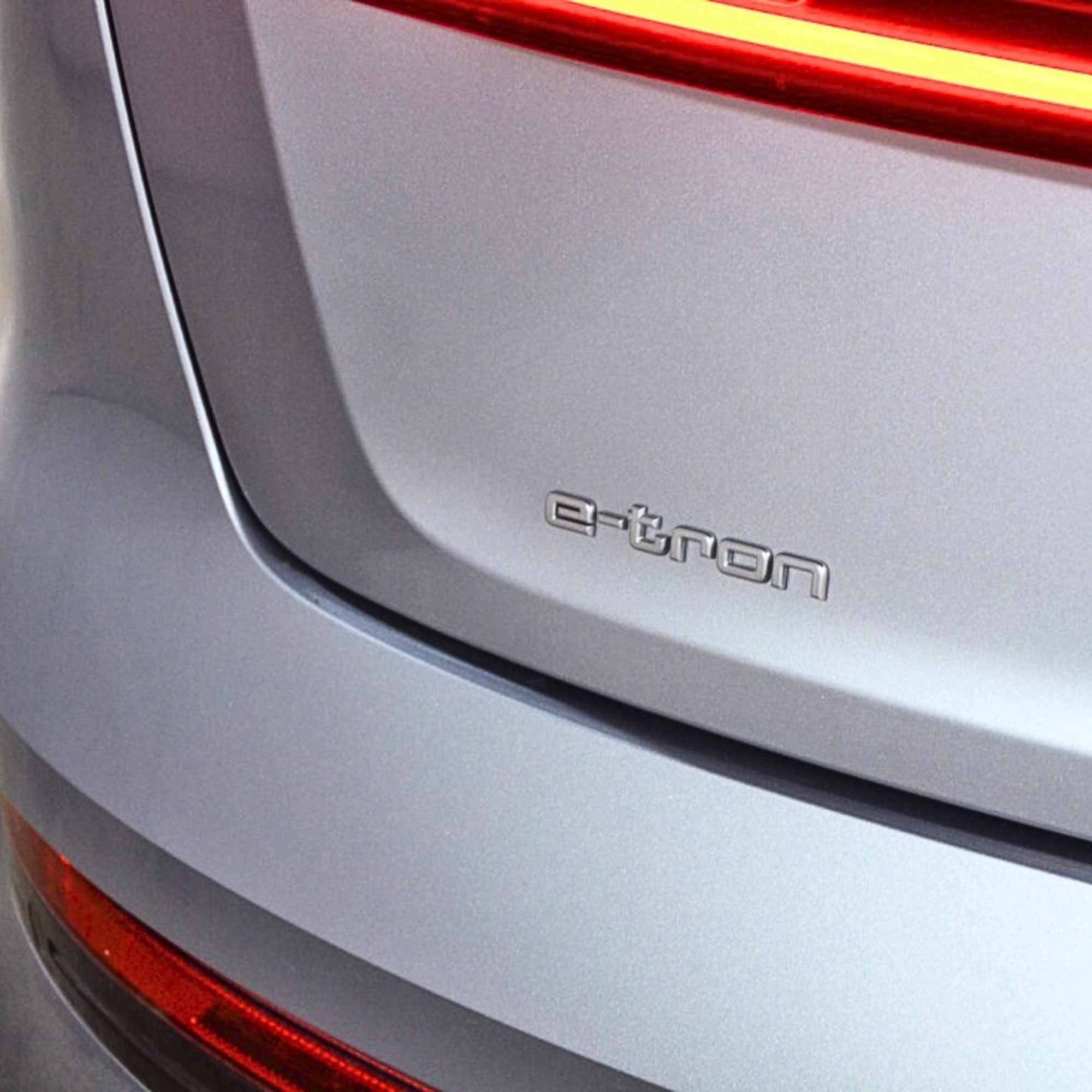 Emblema adhesivo E-Tron compatible con Audi Plateado brillo - imagen 3