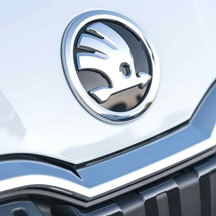 Emblema para capo o trasero compatible con Skoda 90 mm negro - imagen 1