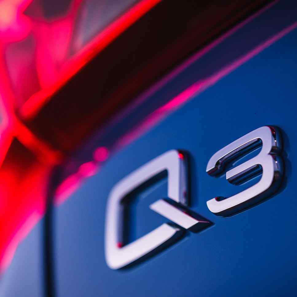 Emblema Adhesivo Q3 para Maletero compatible con audi plateado - imagen 2
